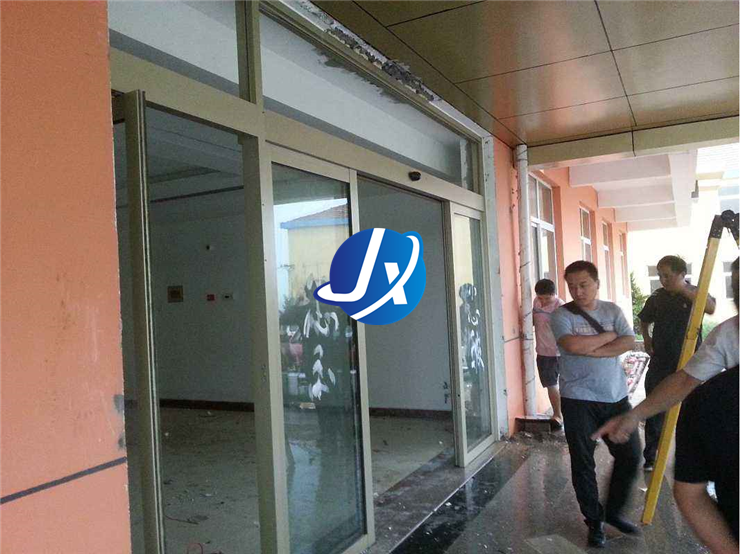玻璃门拉手松了怎么修理 玻璃门有哪些种类